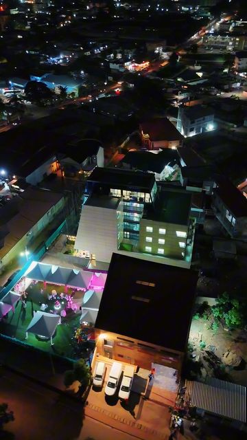 L'immeuble et l'Esplanade de nuit
