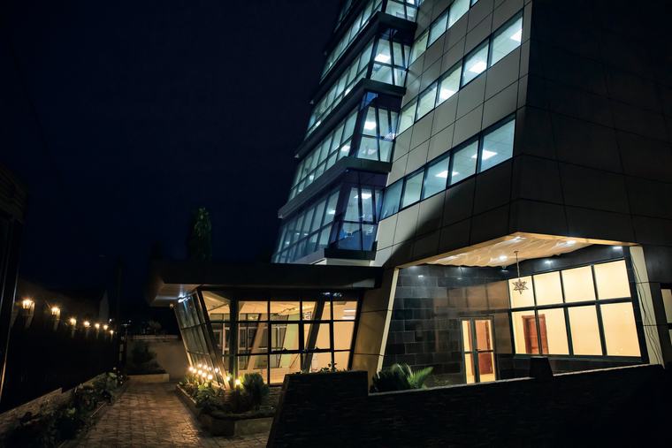 Façade principale de nuit