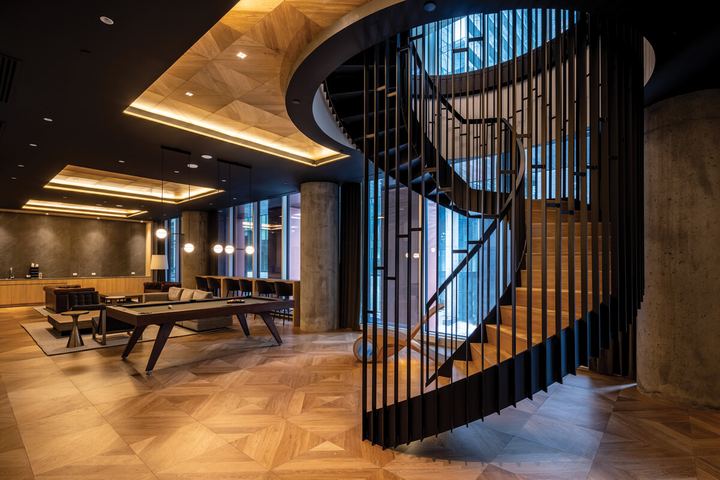 Escalier et salle de jeux